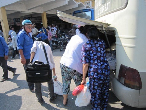 Trong khi đó, tại bến xe khách Giáp Bát (Hoàng Mai) lượng hành khách đổ về Hà Nội cũng rất đông. Nhiều hành khách xuống xe chờ người nhà hoặc chờ taxi đã tràn cả ra phía mặt đường Giải Phóng trước cửa bến xe